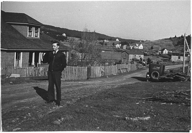Jack Minnis in front of Will and Bessie Munroe’s house where he and his wife Eileen lodged.